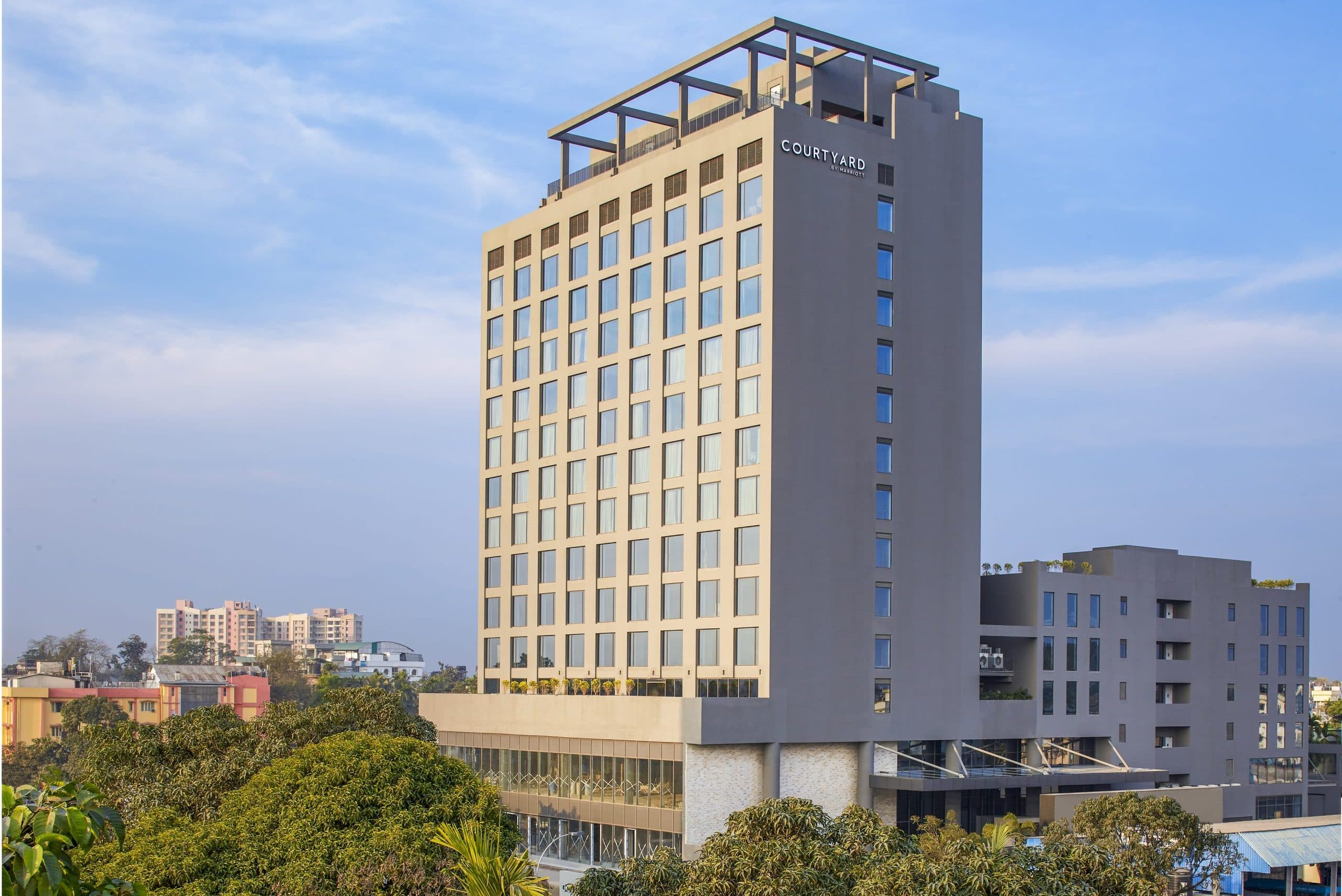 01.HotelFacade_IXBCY_CourtyardByMarriott_-4-scaled